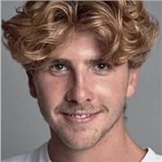 Laureando in Giurisprudenza. Diploma classico con votazione 100/100. Vincitore concorso nazionale “Forum della Filosofia”